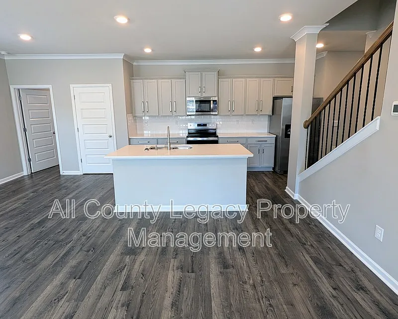 Building Photo - 602 Silver Moon Dr