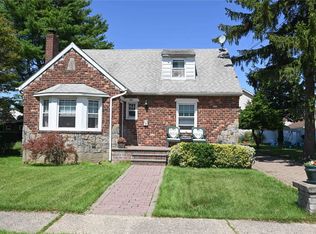 720 Iris St, Franklin Square, NY 11010