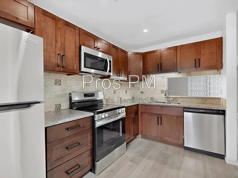 734 W Collins St — Photo 10