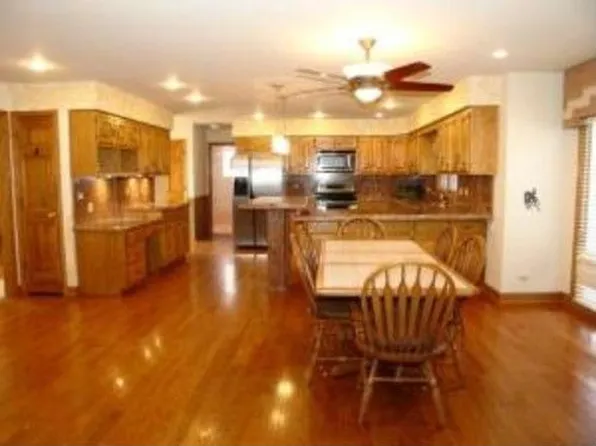 301 N Catalpa St, Addison, IL 60101