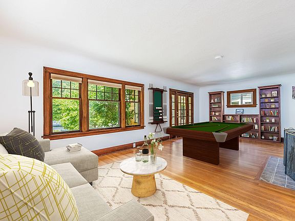 Huge living room with build in book shelf
