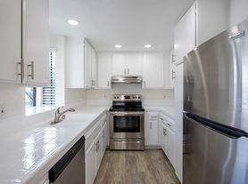 2Br in Perfect Location, Close to Everything *Washer/Dryer IN unit* Top Floor End Unit, 2 br / 1.0 ba, $2595