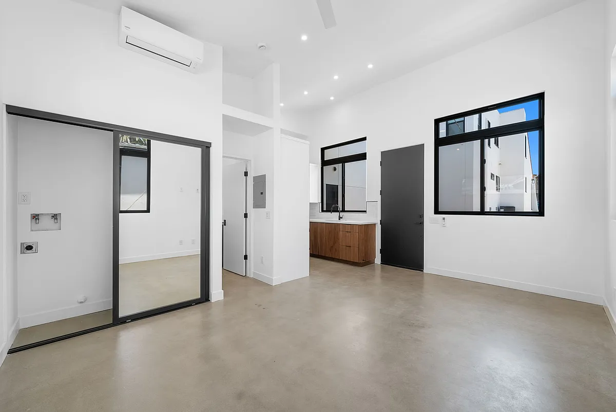 9-13ft ceilings - 3355 Grim Ave #1