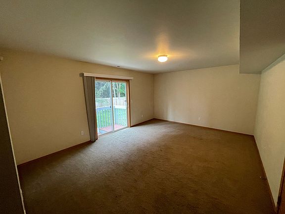4th image of 803 NE Lauren St