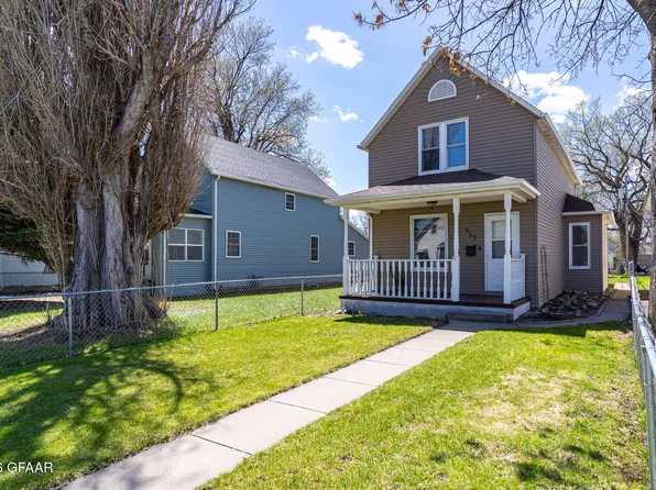 519 N 7th St, Grand Forks, ND 58203