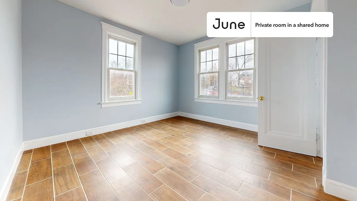 Queen bedroom in 7 bed/6 bath home in Dupont Park #1811 E — Photo 2