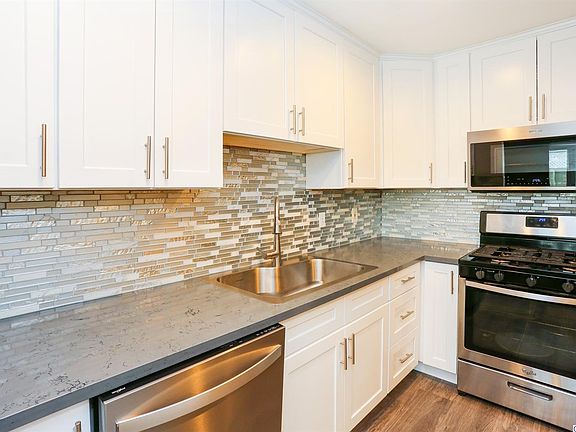 4th image of 10512 Sunland Blvd Unit 4