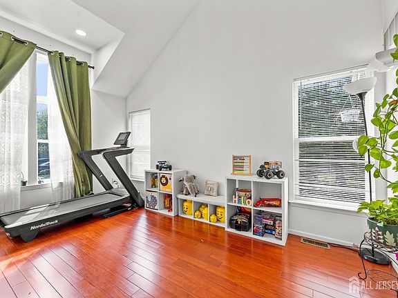 4th image of 17 Parkside Dr
