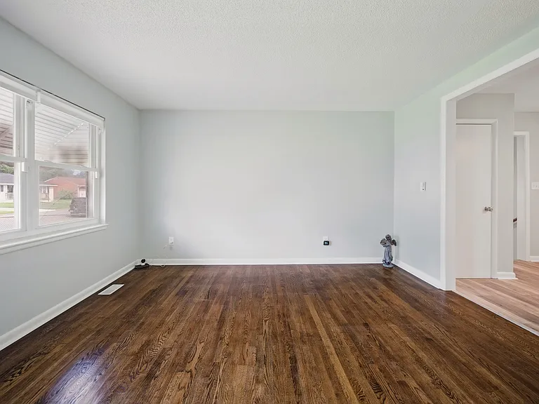 220 Manchester Dr — Photo 9