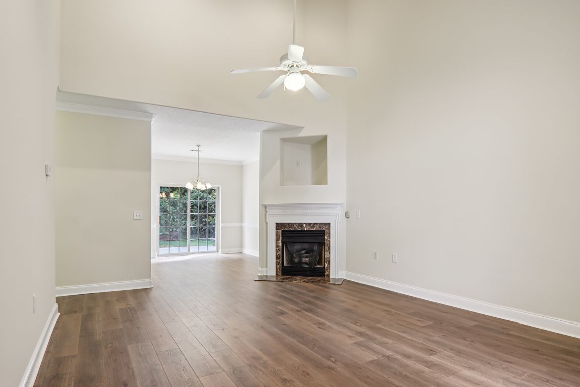 W Pointe Dr-S1107-011.jpg