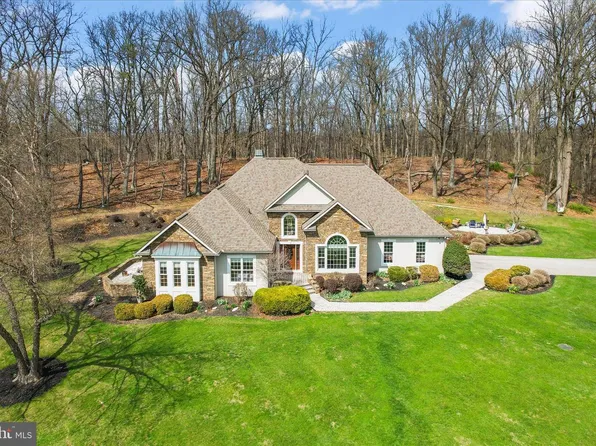 15 Maple Grove Rd, Hanover, PA 17331