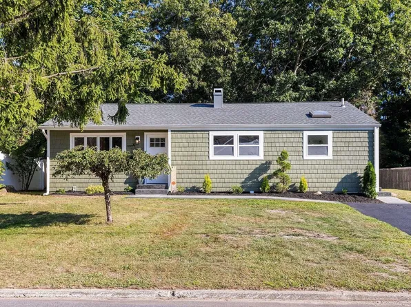 10 Barrow Place, Blue Point, NY 11715