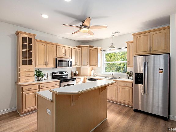 5th image of 40 Park Island Dr #4