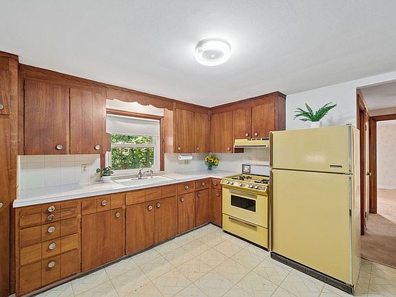 3rd image of 59 Eastwood Cir