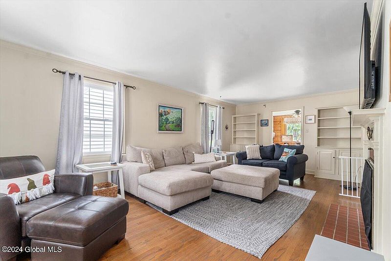 4th image of 1552 Myron Street