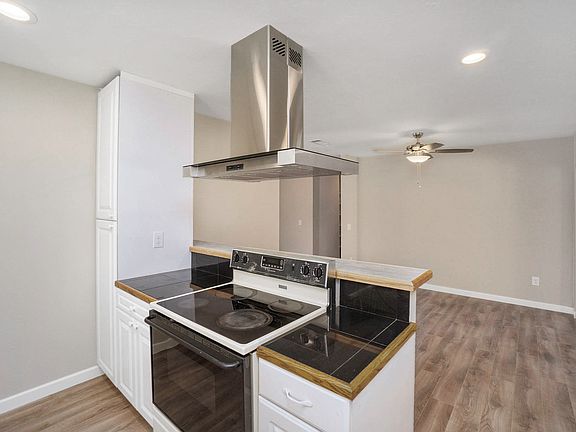 4th image of 2196 Montemar Ave