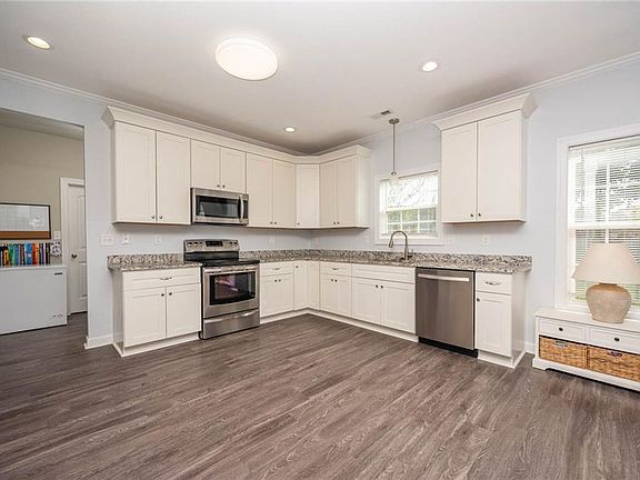 3rd image of 805 Lindale Dr