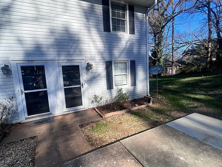 1233 Jamestown Ct — Photo 6
