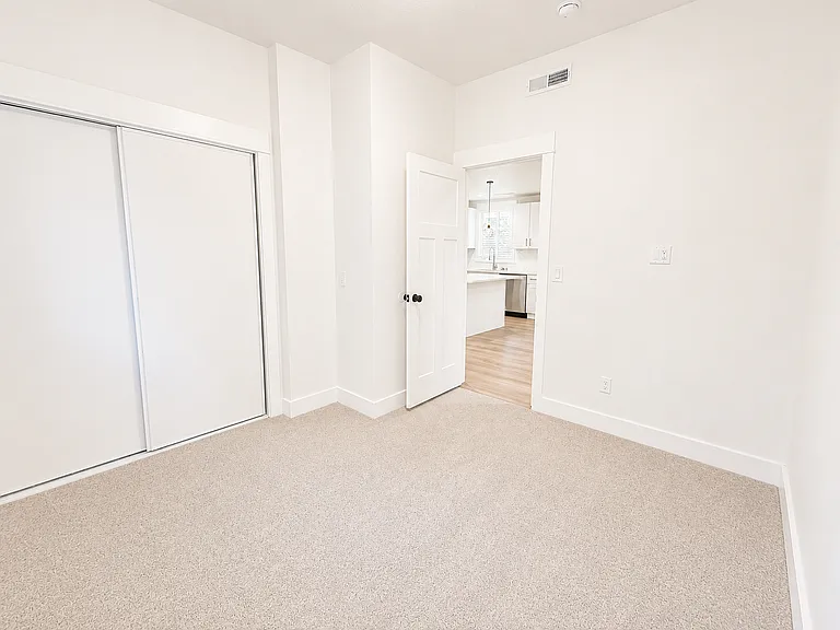 5910 NE 60th Ave — Photo 17