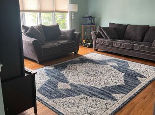 14 Fams Dr, Plainview, NY 11803