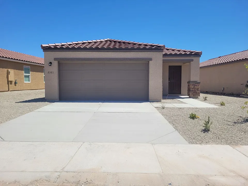 2371 Tapatio Dr