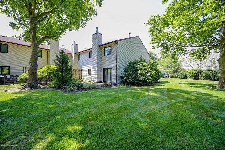 208 Pear Dr — Photo 2