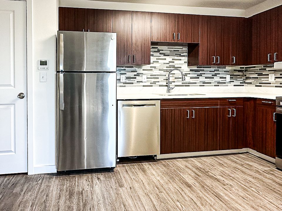 Kitchen offers designer Backsplash