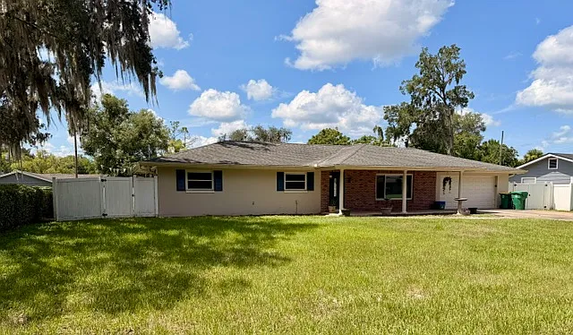 1106 Crescent Pkwy — Photo 1