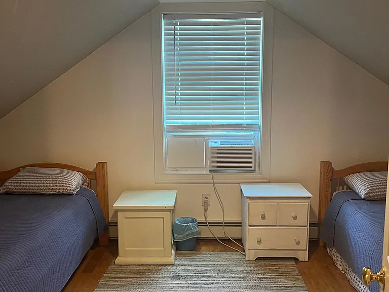 Upstairs bedroom with 2 twin beds