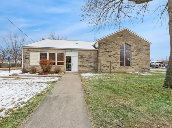 940 Eastern Ave, Marengo, IA 52301