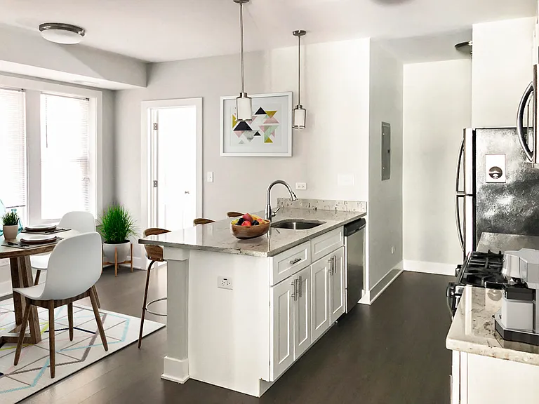 1607 W Foster Ave — Photo 1