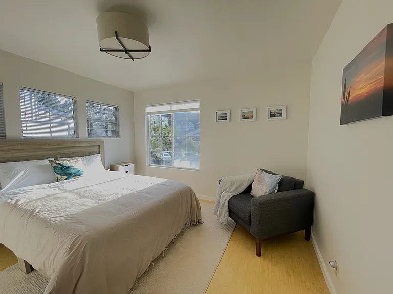 3rd bedroom with queen size bedroom