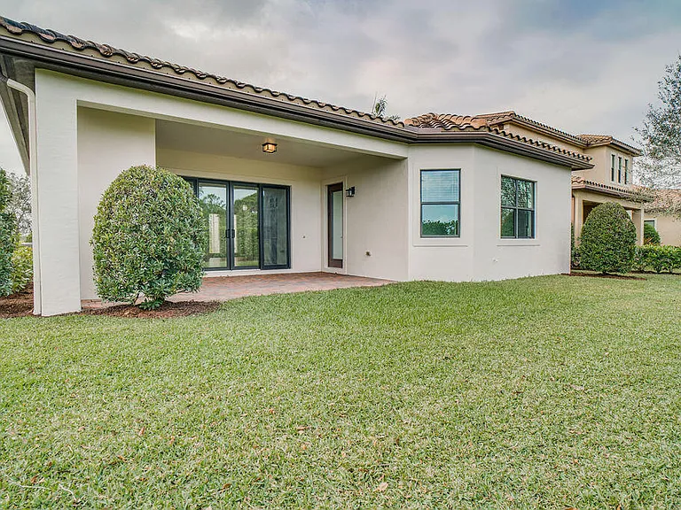 170 SE Calmo Cir — Photo 25