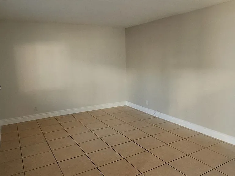 711 NE 2nd Ave #102 — Photo 6