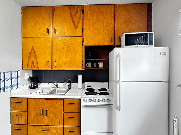 Full kitchen with microwave, toaster, coffee pot and other essentials and a lot of extra cupboard space if you want to cook. There is limited food options in the city - but there is a grocery store to keep stocked. Full sized fridge and 4 burner stove.