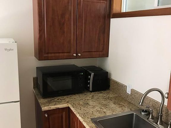 4th image of 821 Maluniu Ave #2