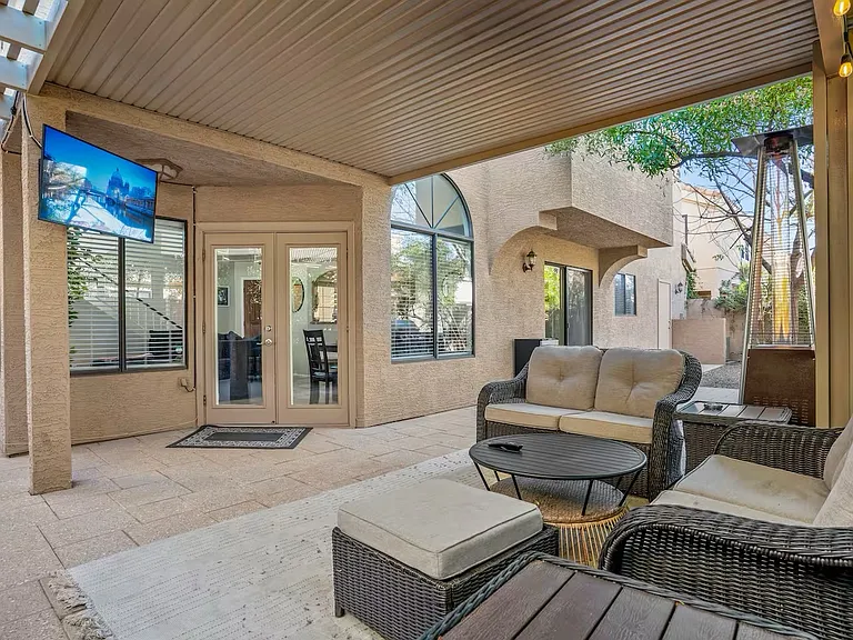 40 W Sarah Ln — Photo 2