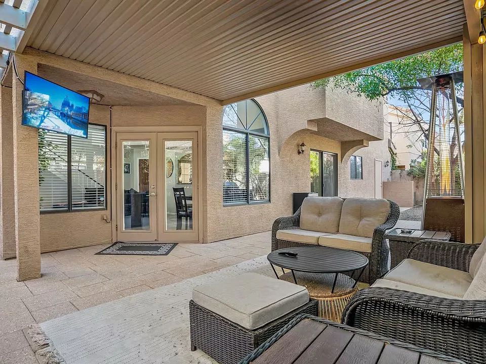 40 W Sarah Ln
