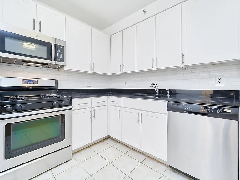 160 Riverside Blvd #6F — Photo 6