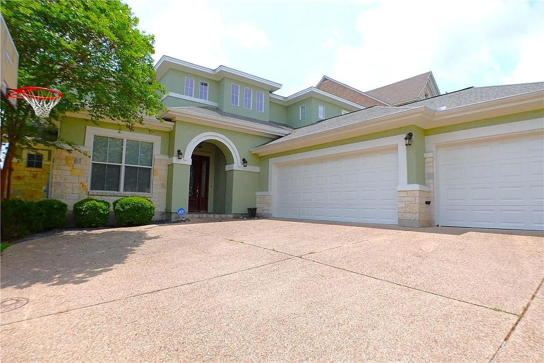 4 bed, 4.5 bath, 3551 sqft, $5,500 — Photo 1
