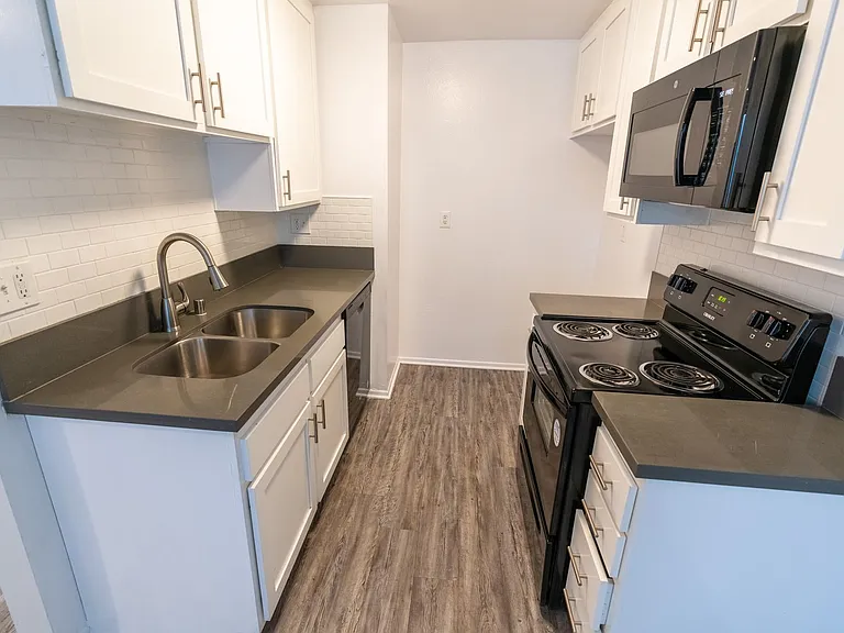 951 S. Oxford Ave. — Photo 47