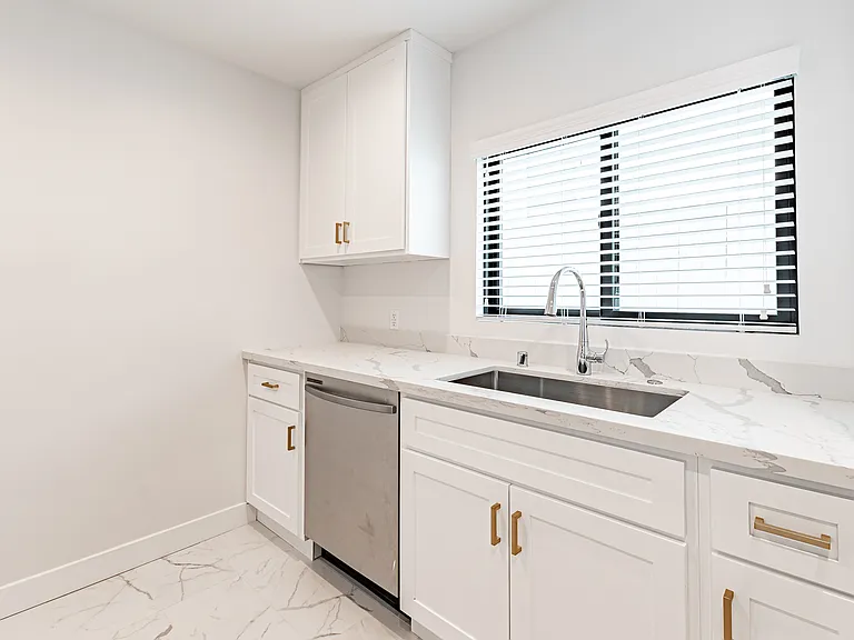 418 N Palm Dr — Photo 2