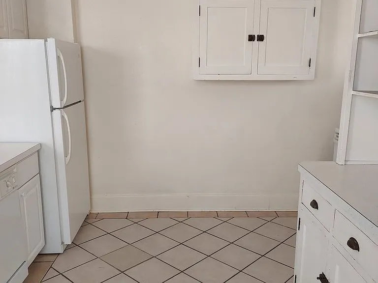 College Housing - 4 bedrooms — Photo 11