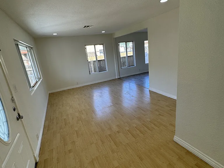 14933 Sylvan St — Photo 2