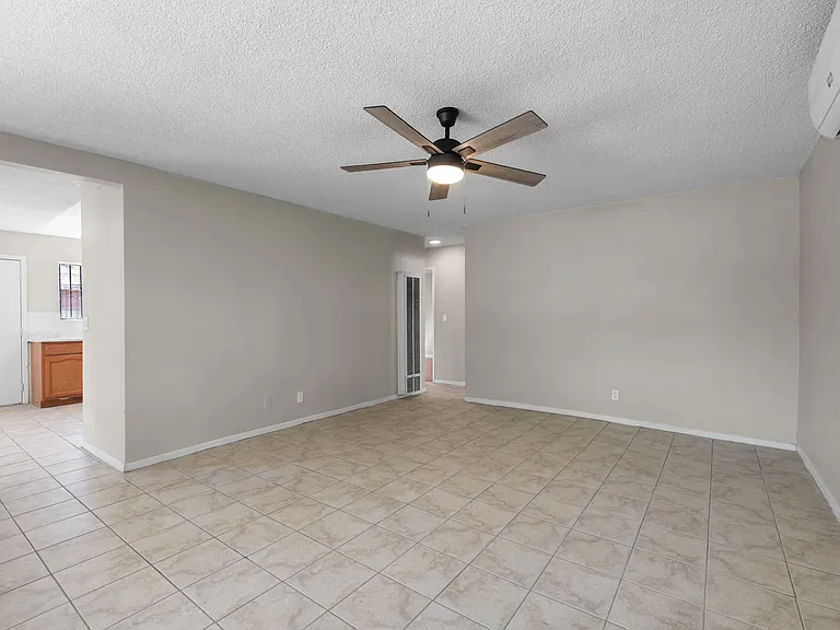 207 E Flora St #207 — Photo 6