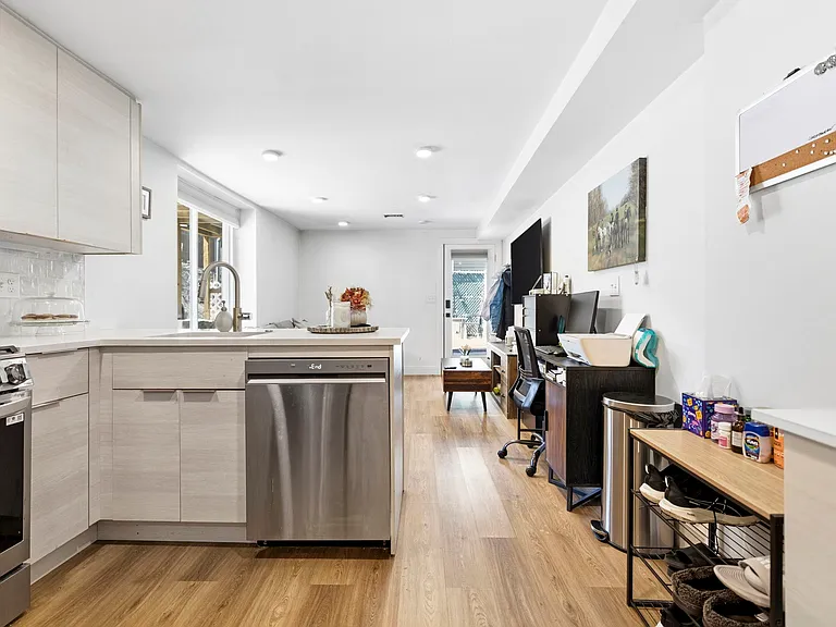 92 Chelsea St #1 — Photo 5