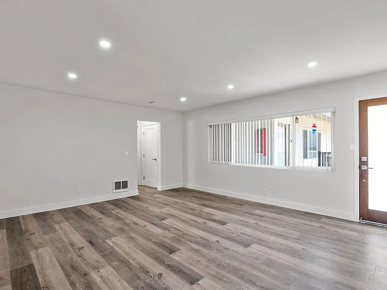 17405 Van Ness — Photo 15