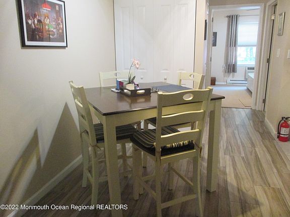 5th image of 472E Thornbury Court #1005