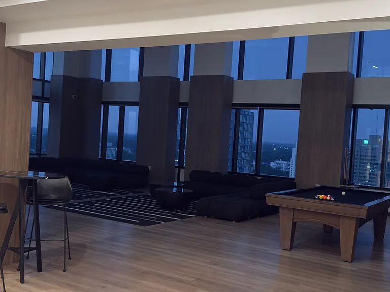 131 King St W — Photo 11