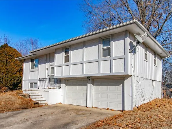 1613 SE Oak St, Oak Grove, MO 64075
